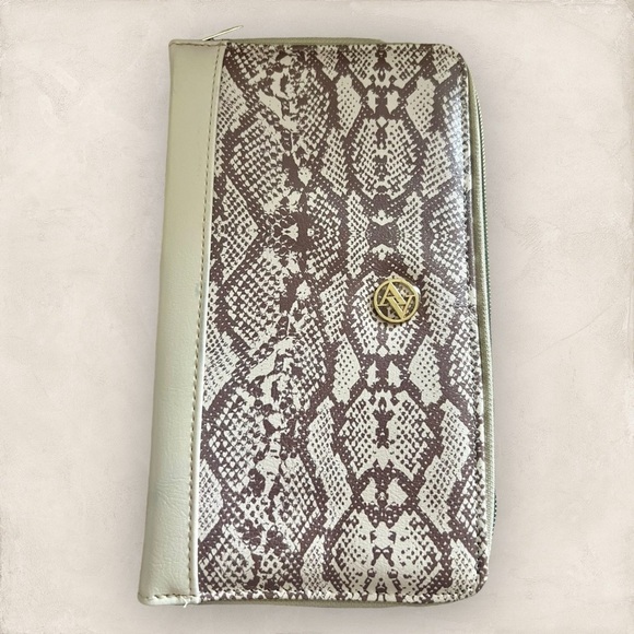 Adrienne Vittadini Zip Around Passport/Wallet. - Picture 1 of 4